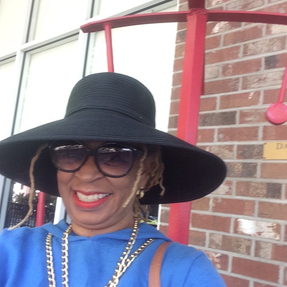 Meet your Posher, Patricia - Happy Poshing 🤩 - Picture 3 of 8